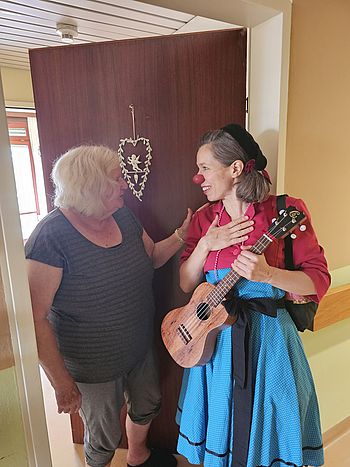 Die Roten Nasen besuchten die Bewohnerinnen und Bewohner auch in ihren Zimmern. 