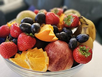 Der einladende Obstkorb mit den dekorativen und leckeren Früchten.