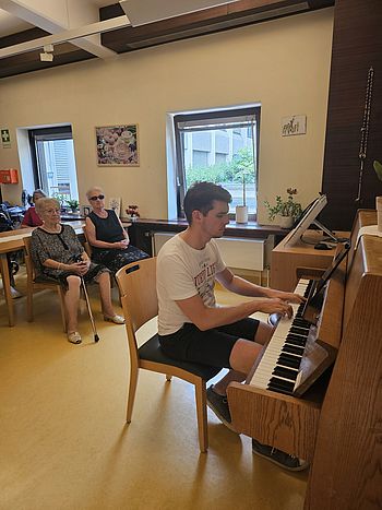 Der ehemalige Zivildiener Julian kommt weiterhin regelmäßig um für die Bewohnerinnen und Bewohner Klavier zuspielen. 